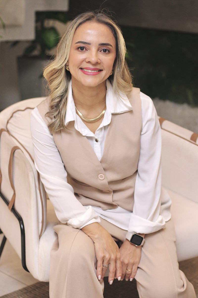 Aildes Souza, especialista em finanças, sentada no ambiente de trabalho